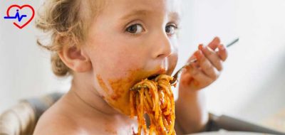 spagetti yiyen çocuk